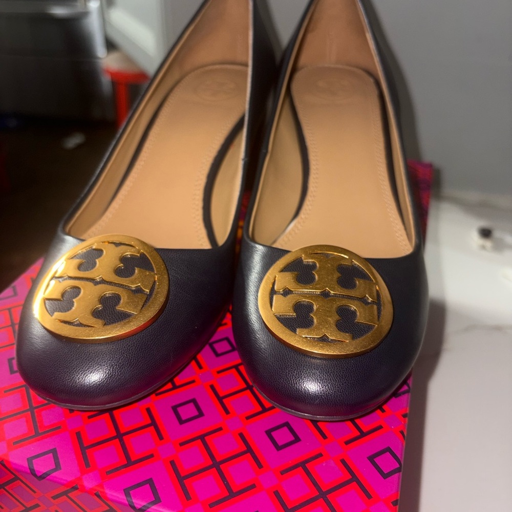 6.5W Tory Burch Navy Blue Heels with Gold Emblem - Picture 8 of 8
